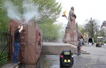 Фото 7: Площу перед ЛНУ та пам’ятник Іванові Франку чистять приладами високого тиску у межах загальноміської кампанії «З нами місто розквітає»