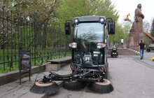 Фото 9: Площу перед ЛНУ та пам’ятник Іванові Франку чистять приладами високого тиску у межах загальноміської кампанії «З нами місто розквітає»