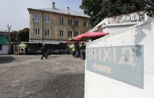 Фото 3: На пішохідній вулиці Старій усувають самовільно встановлені брами, що перешкоджають руху