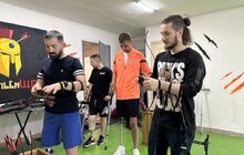 Фото 2: Терапія стрільбою: пацієнти центру НЕЗЛАМНІ стріляють з лука, аби зміцнити м’язи тіла