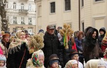 Фото 16: Різдвяного Дідуха встановили у Львові в переддень Різдва