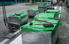 Фото 5: У Львові вперше встановлюють кассельські бордюри: на зупинці на пр. Чорновола, 39-41 облаштовують безбар’єрний простір (відео)
