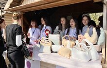 Фото 1: У Львові на ярмарку молодіжного підприємництва учні училищ продають свої вироби