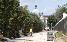 Фото 1: Капітальний ремонт центральних доріг Львова: на вул. Чернівецькій монтують плити під трамвайну колію