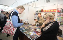 Фото 8: Мер Львова другий день поспіль відвідує книжковий форум та отримав чимало автографів авторів видань