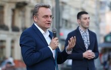 Фото 1: У центрі Львова з вогників зобразили Кримський півострів з числом 73