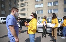 Фото 1: Благодійники передали засоби захисту для медиків лікарні швидкої допомоги