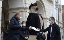 Фото 14: У Львові відзначають День студента: левів біля Ратуші одягли у мантії