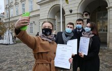 Фото 19: У Львові відзначають День студента: левів біля Ратуші одягли у мантії