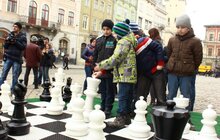 Фото 3: Стартувала вулична гра у шахи на головній площі міста