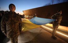 Фото 2: Промені світла і сотня запалених свічок: у Львові вшанували пам’ять Героїв Небесної Сотні