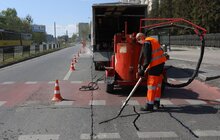 Фото 5: У Франківському районі Львова ліквідовують тріщини на дорожньому покритті