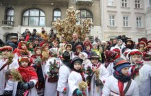 Фото 15: В переддень Різдва у Львові встановили Різдвяного Дідуха