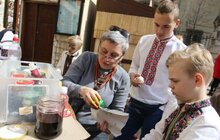 Фото 12: Мер Львова з родиною взяв участь в майстер-класі з розпису писанок