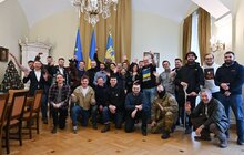 Фото 12: 11 машин на передову: британські волонтери у Львові передали допомогу для війська