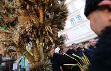 Фото 18: Напередодні Різдва у Львові встановили Різдвяного Дідуха
