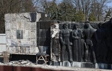 Фото 4: На Монументі Слави розпочали демонтовувати барельєфи