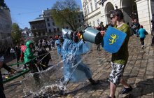 Фото 10: У Львові на пл. Ринок триває «Поливаний понеділок» 