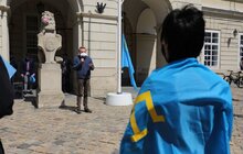 Фото 3: Львів вшановує 76-ту річницю депортації кримських татар: на флагштоці біля Ратуші підняли прапор