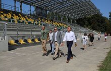 Фото 11: У Парку культури і відпочинку активно ремонтують вхідну арку та стадіон «Юність»