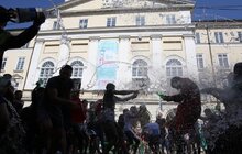 Фото 2: Сьогодні на площі Ринок у Львові влаштували «Поливаний понеділок»