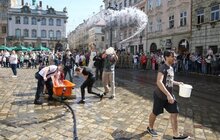 Фото 28: Сьогодні на площі Ринок у Львові влаштували «Поливаний понеділок»