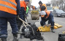 Фото 16: У всіх районах міста проводять робити з ліквідації ям на дорогах з використанням холодного асфальту