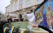 Фото 18: У Львові на пл. Ринок освятили воду, тож львів'яни упродовж дня можуть прийти і набрати її