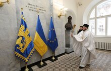 Фото 25: У Львові на пл. Ринок освятили воду, тож львів'яни упродовж дня можуть прийти і набрати її