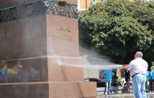 Фото 4: В центрі міста помиють 6 пам’ятників