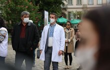 Фото 4: Медичні працівники одягнули левів перед мерією Львова у вишиванки