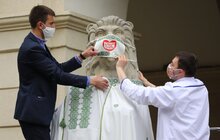 Фото 8: Медичні працівники одягнули левів перед мерією Львова у вишиванки