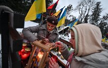Фото 3: Вифлеємський вогонь миру першими отримали рідні полеглих захисників України на Личаківському цвинтарі