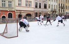 Фото 21: У центрі Львова День хокею — дружній матч зіграли між собою команди з Канади та зі Львова