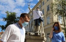 Фото 17: Статуї у центрі Львова одягнули у вишиванки та вишивані маски