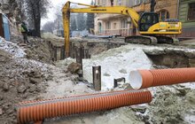 Фото 18: Триває реконструкція вул. С. Бандери: підрядник проводить роботи з облаштування колектора і водопровода