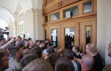 Фото 49: Невідомі особи виламали двері до міської ратуші та ввірвались всередину