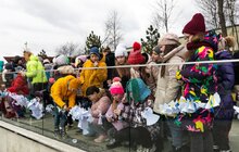 Фото 32: Сотні паперових ангеликів розмістили на Меморіалі Небесної Сотні у Львові