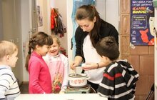 Фото 1: Дітей з багатодітних сімей навчали розмальовувати писанки