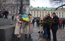 Фото 5: З нагоди 80-річчя від дня народження В. Чорновола до пам’ятника поклали квіти