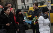 Фото 2: В центрі міста вчора львів’янкам дарували тюльпани та вітали з початком весни