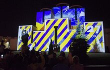Фото 1: На фасаді Храму Різдва Пресвятої Богородиці у Львові під час відеомапінгу показали обличчя осіб, які творили Незалежність України