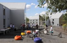 Фото 1: Ігрові кімнати, затишний дворик і озерце: у Львові збудували якісне тимчасове житло для вагітних переселенок