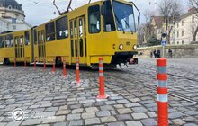 Фото 2: Для безперешкодного руху трамваїв на розі вулиць Руська-Підвальна встановили делініатори