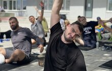 Фото 1: Новий вид терапії: пацієнти центру НЕЗЛАМНІ займалися йогою на свіжому повітрі