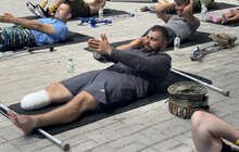 Фото 4: Новий вид терапії: пацієнти центру НЕЗЛАМНІ займалися йогою на свіжому повітрі