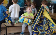 Фото 13: Всесвітньовідома німецька мисткиня передала вихованцям Львівського Центру підтримки дітей авторські патріотичні ковдри