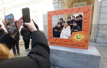 Фото 2: На честь титулу Молодіжної столиці Європи перед Львівською ратушею встановили символічну інсталяцію (відео)