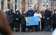 Фото 2: У День спротиву окупації Криму в центрі Львова підняли кримськотатарський прапор (відео)