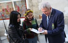 Фото 12: У дворику Ратуші відбулась тепла зустріч з Почесним громадянином Львова Мирославом Мариновичем, яку модерувала Емма Антонюк